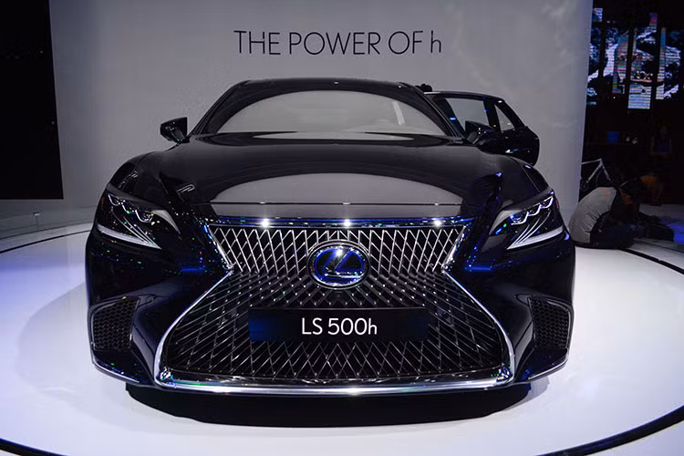 Dù là một mẫu xe toàn cầu của Lexus, tuy nhiên LS thế hệ mới lại được thiết kế mang đậm chất Nhật Bản, khiến nó có vẻ ngoài trở nên khác biệt, độc đáo và hiện đại hơn mọi dòng sedan cao cấp hạng F khác trên thị trường. Xe được phát triển từ nền tảng khung gầm GA-L, giống như mẫu coupe LC 500 và là hiện thân cho những công nghệ tiên tiến nhất.