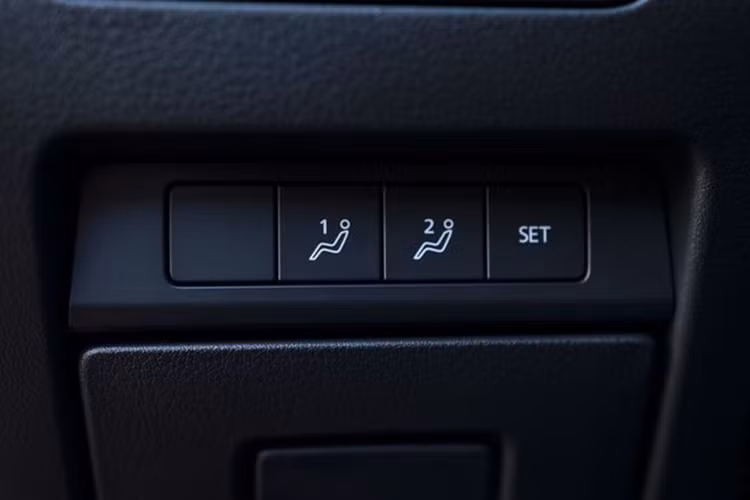 Cùng với đó Mazda3 1.5L Signature 2024 mới cũng có các tính năng phanh ABS, EDB, hỗ trợ lực phanh khẩn cấp EBA, cân bằng điện tử DSC, kiểm soát lực kéo, hỗ trợ khởi hành ngang dốc, camera 360, 7 túi khí...