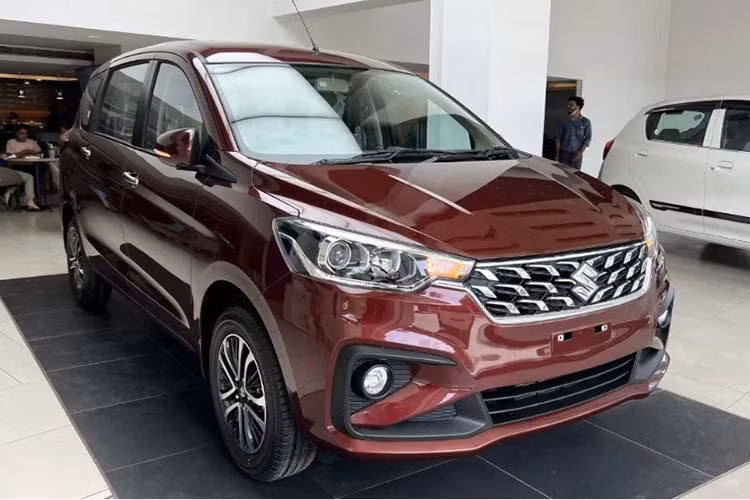 Mẫu xe MPV Suzuki Ertiga hybrid thuộc mô hình nâng cấp của phiên bản đang mở bán hiện tại ở thị trường Việt Nam. Dự đoán, xe sẽ tiếp tục nhập khẩu Indonesia với giá bán dự kiến từ 520 triệu đồng.