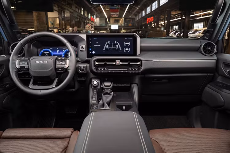 Nhìn chung những chiếc Toyota Land Cruiser 2024 bán kênh giá này không khác biệt. Một chiếc có odo khoảng 475 km và một chiếc khác có odo chỉ 60 km, cả 2 đều được chào bán với giá lên đến 119.997 USD (khoảng 3,05 tỷ đồng), cao hơn rất nhiều so với giá niêm yết 79.720 USD (khoảng 2,03 tỷ đồng) của hãng đưa ra.
