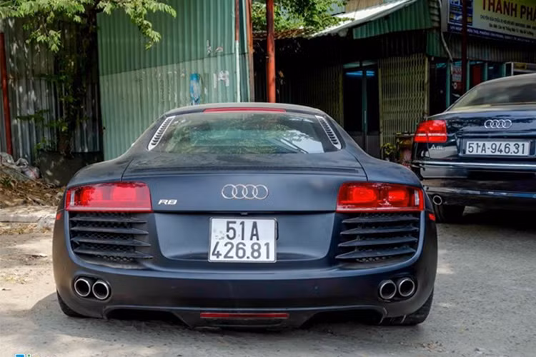 Audi R8 là siêu xe động cơ đặt giữa, hai chỗ ngồi, sử dụng hệ thống truyền động bốn bánh quattro nổi tiếng của Audi. Xe được giới thiệu lần đầu vào năm 2006 và được nhiều đại gia trên thế giới ưa chuộng.