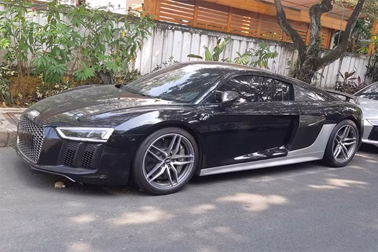Vừa qua, trên mạng xã hội bất ngờ xuất hiện hình ảnh 2 chiếc siêu xe Audi R8 V10 Plus đỗ cạnh nhau tại khu biệt thự Thảo Điền, quận 2, TP HCM. Được biết, nơi cặp đôi siêu xe này xuất hiện là nhà riêng của Chủ tịch tập đoàn cafe Trung Nguyên - đại gia Đặng Lê Nguyên Vũ.