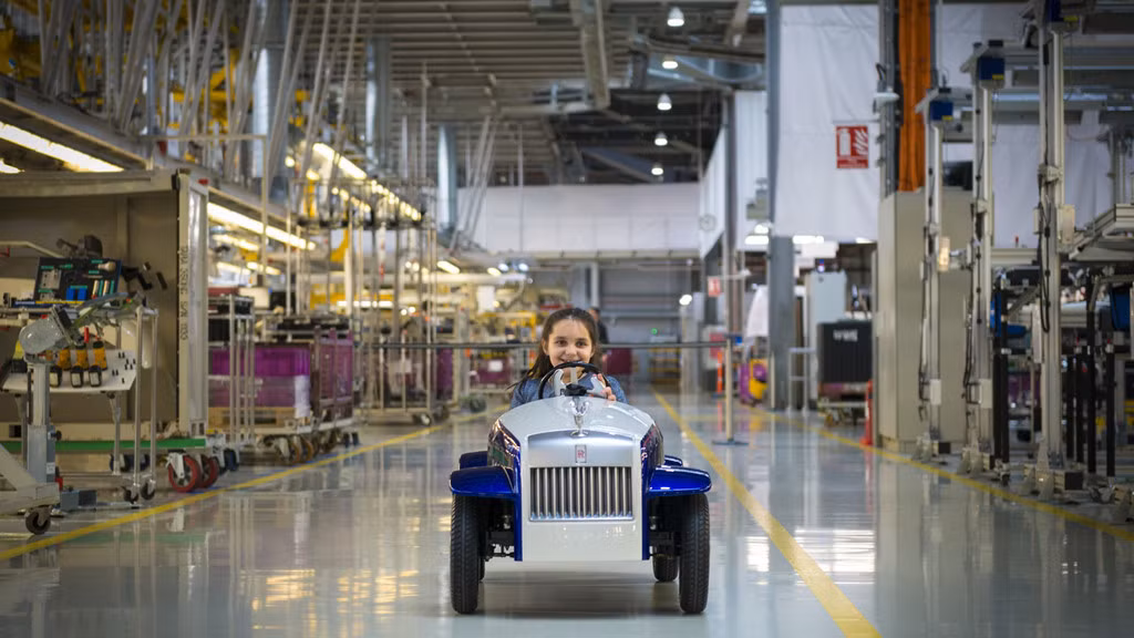 Một năm trước, hãng xe sang Rolls-Royce đã lên kế hoạch cho ra đời sản phẩm nhỏ nhất trong lịch sử sản xuất xe của mình. Mẫu xe Rolls-Royce SRH được chế tạo dành riêng cho khoa nhi của bệnh viện St Richard tại thị trấn Chichester, West Sussex, Anh quốc.