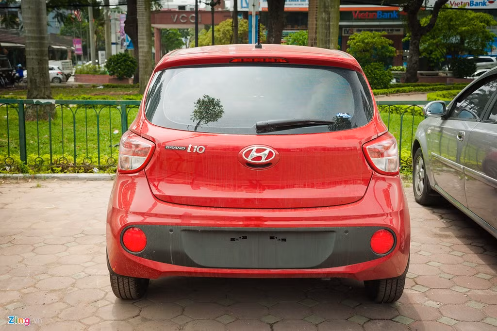 Nội thất xe phối 2 tông màu, gần như giống hệt phiên bản cũ. Grand i10 Sportz sẽ được trang bị màn hình cảm ứng 5 inch, bản cao cấp nhất được trang bị màn hình 7 inch, kết nối Apple CarPlay và Android Auto.