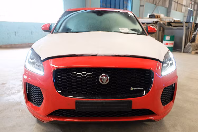 Jaguar E-Pace à một chiếc SUV cỡ nhỏ năm chỗ, mang trong mình ngôn ngữ thiết kế được lấy cảm hứng từ dòng xe thể thao Jaguar F-Type với lưới tản nhiệt đặc trưng của Jaguar, tỷ lệ cân xứng cùng những đường nét mạnh mẽ đậm chất thể thao và trẻ trung. Toàn bộ đèn ở ngoại thất của Jaguar E‑Pace đều là dạng đèn LED.