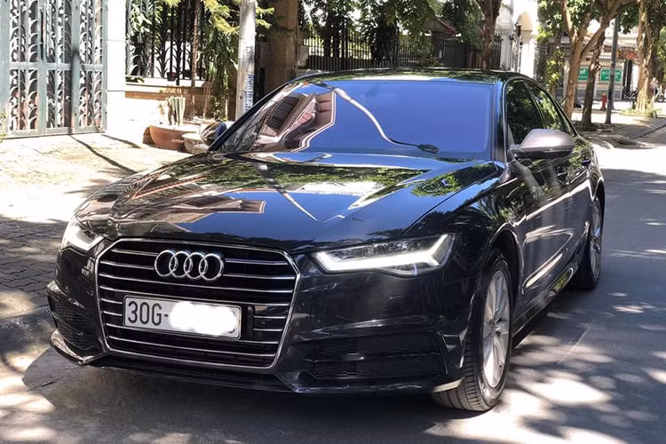 Mức giá xe Audi A6 20218 khi mới ra mắt thị trường Việt Nam từ 2,250 tỷ đồng, khi ra biển số khoảng trên 2,5 tỷ đồng. Chiếc xe trong bài viết này hiện đang được chủ nhân chào bán khoảng 1,55 tỷ đồng, mất khoảng gần 1 tỷ đồng sau 2 năm lăn bánh.