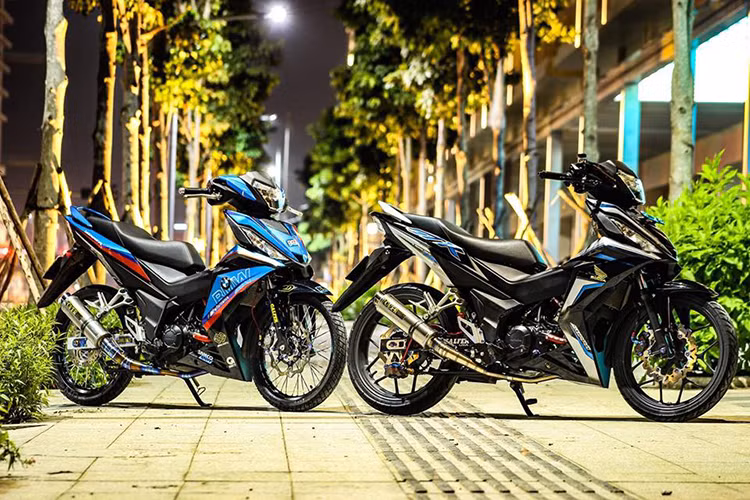 Kể từ khi ra mắt tới nay, mẫu xe máy Honda Winner 150 luôn là chủ đề "hot" trong giới chơi môtô, xe máy ở Việt Nam. Ngoài thiết kế gây tranh cãi, chiếc xe côn tay Winner 150 còn gây ấn tượng bởi bộ khung cứng cáp và đặc biệt là khối động cơ 150 cc DOHC thế hệ mới mạnh mẽ không kề kém cạnh đối thủ Yamaha Exciter.