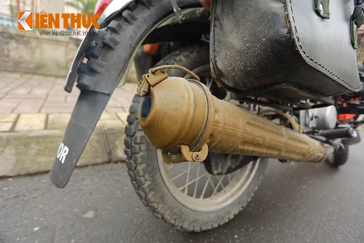 Hệ thống ống xả được thiết kế khá cầu kỳ khi "chế cháo" từ vỏ một quả đạn pháo cối DKZ-82 mm. Nó được độ lại với phần đầu ống xả có thể đóng mở, phần đuôi ống xả được đục vài lỗ nhỏ để thoát khói và đo sao cho chuẩn và phù hợp với cỗ máy 2 kỳ.