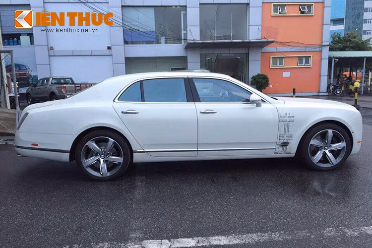 Xe Bentley Mulsanne Speed 2016 trang bị full-option, nội thất bọc da, ốp gỗ óc chó trang trí, phát Wi-Fi, iPad giải trí cho hàng ghế sau, rèm cửa, vô-lăng bằng gỗ, vành tiêu chuẩn 21 inch.