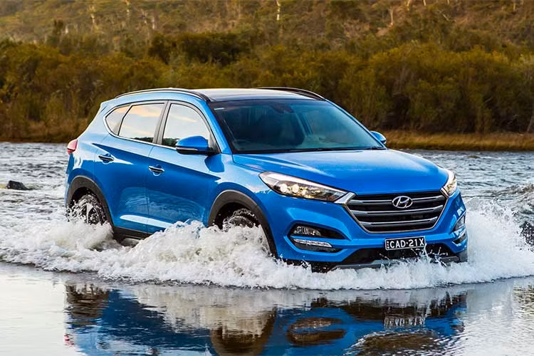 Hyundai Tucson là chiếc SUV nhỏ tốt, phiên bản cơ sở SE sử dụng động cơ bốn xy-lanh, công suất 164 mã lực, kết hợp cùng hộp số tự động 6 cấp. Mức tiêu hao nhiên liệu trung bình 10,9 lít/100 km. Phiên bản cao cấp hơn dùng động cơ turbo 1.6 lít cho cảm giác lái khá nhanh nhẹn, vị trí ngồi thoải mái, tính năng an toàn tiên tiến và độ cách âm khá tốt.
