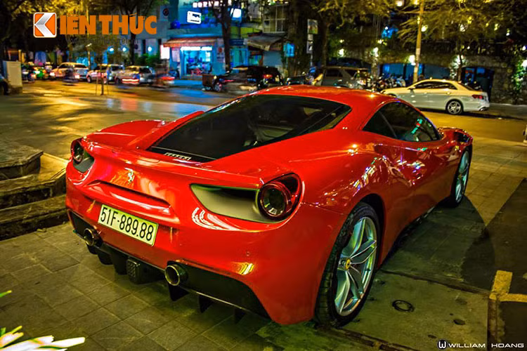 Đuôi xe 488 GTB nổi bật với bộ cản va sau thiết kể thể thao được tinh giản đường nét, gọn gàng hơn so với thế hệ đàn anh đi trước. Các đường nét bo tròn, mềm mại hơn. Hốc tản nhiệt được gắn tấm nhựa cứng thay vì lưới tản nhiệt như trên 458.
