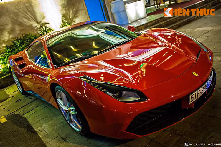 Được biết đến là một trong bốn chiếc siêu xe Ferrari 488 GTB đầu tiên có mặt tại Việt Nam, mới đây chiếc xe 488 GTB trong ngoại hình đỏ rực bất ngờ xuất hiện trên đường phố Sài Gòn với biển trắng siêu đẹp.