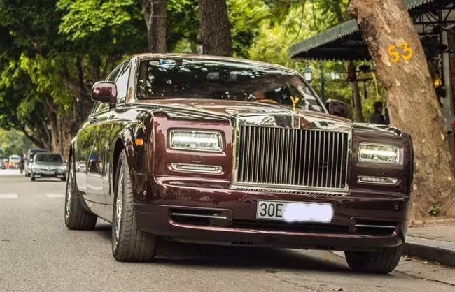 Rolls-Royce Phantom bản Lửa Thiêng là mẫu xe đặc biệt thứ hai được hãng xe sang Anh dành riêng cho Việt Nam. Vào năm ngoái, khi bước chân vào Việt Nam, hãng cũng đã tung ra phiên bản đặc biệt Mặt trời phương Đông (Oriental Sun).