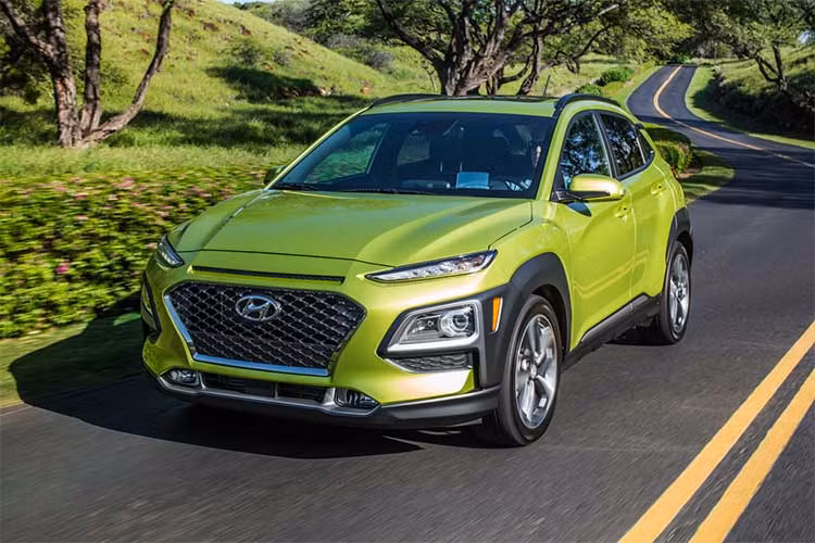 Hyundai Kona phiên bản 2018 hoàn toàn mới sau khi ra mắt sẽ cạnh tranh trực tiếp với các đối thủ như Ford EcoSport, Toyota C-HR hay Honda HR-V và hướng tới nhóm khách hàng trẻ tuổi. 