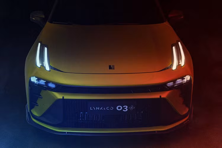 Lynk &amp; Co 03+ 2024 mới sở hữu diện mạo vô cùng độc đáo, có phần hầm hố và cực ngầu, đúng chất xe đua thể thao đường phố. Vẻ nam tính, hầm hố trên Lynk &amp; Co 03+ thể hiện rõ nét ngay từ khu vực "mặt tiền" với lưới hút gió và tản nhiệt lớn sơn đen bóng.
