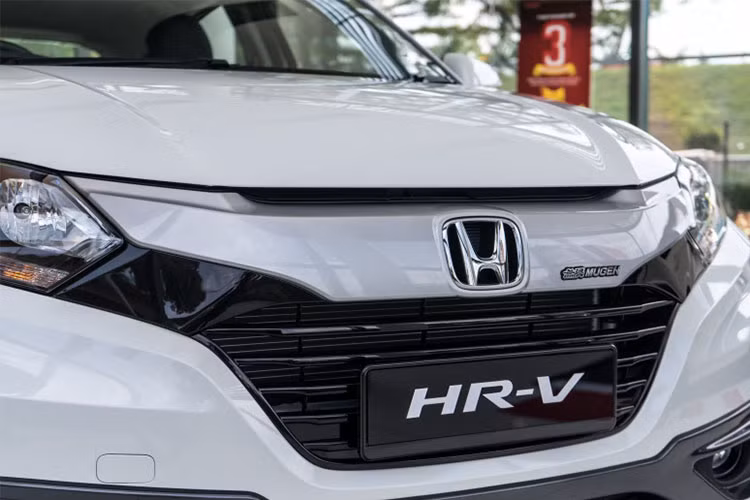 Riêng lưới tản nhiệt hình chữ U của mẫu crossover cỡ B này đã được mở rộng hơn trước. Trong khi đó, cản va được thay đổi kiểu dáng và đèn sương mù biến thành dải LED nằm ở 2 bên. Khoảng sáng gầm của mẫu xe này cũng được nâng cao theo đúng phong cách crossover.
