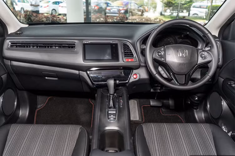Bên trong nội thất, chiếc SUV cỡ nhỏ HR-V sở hữu các chi tiết được "bê nguyên" từ Fit sang. Tuy nhiên chiếc xe sử dụng ghế thể thao hơn cùng các lựa chọn màu nội thất cá tính là bạc-đen hoặc cam-đen. Các phiên bản cao cấp sẽ được trang bị hệ thống thông tin giải trí với màn hình 7 inch cảm ứng và kết nối smartphone trên bảng táp-lô.