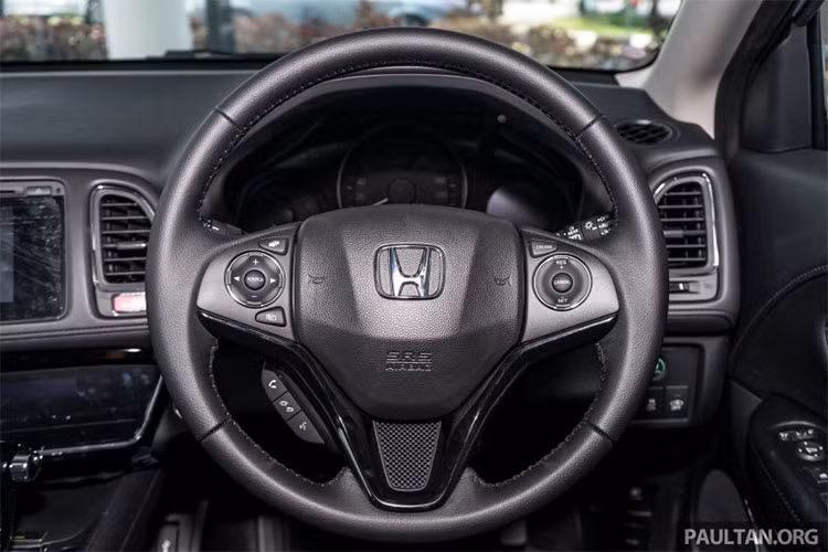 So với bản EL tầm trung, HR-V RS 2018 còn có những chi tiết khác biệt như phần thân thấp bên dưới và vỏ gương ngoại thất màu đen. Màu sơn ngoại thất đỏ Passion Red Pearl như trong ảnh chỉ dành cho bản RS thể thao, tương tự những tính năng mới như cửa sổ trời toàn cảnh Paronama và hệ thống phanh thích ứng trong thành phố CTBA.