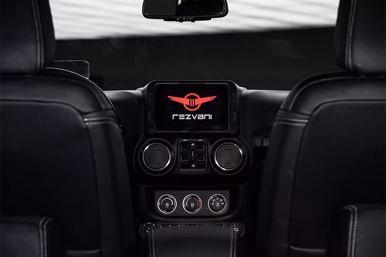 So với "người anh em" Beast, mẫu SUV Rezvani Tank này sở hữu thiết kế độc đáo và hầm hố hơn. Đây là dòng SUV hoàn toàn mới đã lần đầu tiên trình làng vào hồi tháng 10 năm ngoái. Tank đồng thời cũng là sản phẩm thương mại thứ 2 của hãng Rezvani, sau Beast.
