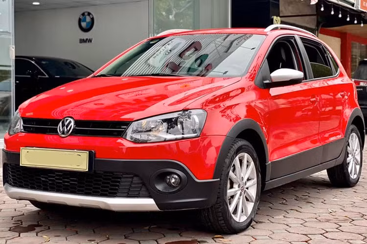 Tại thời điểm ra mắt, Volkswagen Cross Polo tại Việt Nam có giá lên tới 725 triệu đồng, tương đương các dòng xe sedan và hathback hạng C như KIA Cerato hay Ford Focus. Do định giá bán cao nên số lượng xe bán ra thị trường không nhiều, xe cũ bán lại càng hiếm hơn và cũng khá mất giá so với các mẫu xe đối thủ.
