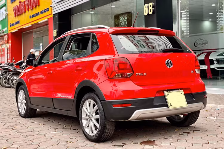 Mới đây, một chiếc Volkswagen Cross Polo đời 2018 đang rao bán lại với giá khoảng dưới 500 triệu đồng. Xe có gầm cao hơn nên linh hoạt trên nhiều loại đường xá khác nhau nhưng không thật sự đột phá hơn mẫu xe anh em Polo phiên bản thường.