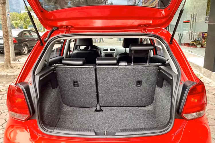 Bên cạnh đó, Volkswagen Cross Polo 2018 được trang bị nhiều công nghệ an toàn như: Hệ thống chống bó cứng phanh ABS; Hỗ trợ phanh khẩn cấp BA; dây đai an toàn 3 điểm cho tất cả các ghế; kết nối ghế an toàn dành cho trẻ em ISOFIX; Kiểm soát cự ly đỗ xe phía trước và sau xe; Camera lùi...