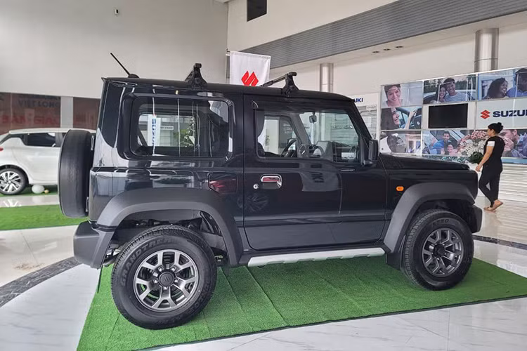 Giá xe Suzuki Jimny 2023 dự kiến nằm trong khoảng 800 triệu đồng cho tùy chọn 1 tông màu; với bản 2 tông màu, giá dự kiến khoảng 820 triệu đồng. Xe được đưa về nước là biến thể 3 cửa, 4 chỗ ngồi, nhập khẩu nguyên chiếc Nhật Bản.
