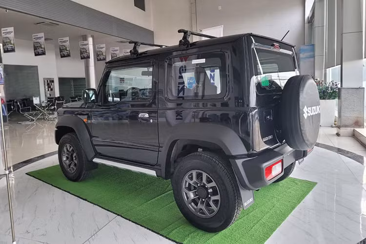 Nếu trang bị giống với xe đang bán tại các nước Đông Nam Á thì khoang lái của xe sẽ xuất hiện loạt tính năng tiêu biểu gồm màn hình giải trí 7 inch tích hợp Android Auto và Apple CarPlay, kết nối Bluetooth, định vị vệ tinh, điều hòa tự động một vùng, Cruise Control. Toàn bộ ghế ngồi bọc nỉ. Ghế trước chỉnh tay 6 hướng, ghế phụ chỉnh tay 4 hướng.