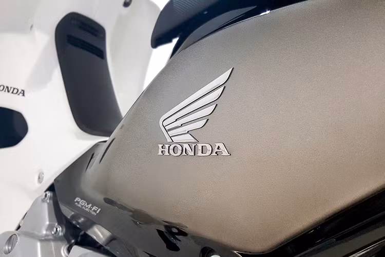 So với các phiên bản Honda Dream EX5 110 FI bình thường đang rất phổ biến ở Malaysia, phiên bản đặc biệt mới hoàn toàn không có sự thay đổi nào về thiết kế thân xe. Điểm nổi bật đầu tiên ở chiếc xe đó là màu mới với các hạt nhũ được pha vào sơn có thể đổi màu theo từng góc nhìn.