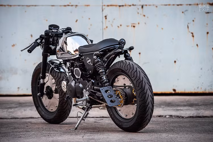 Về ngoại hình chiếc xe hết sức dễ thương của chiếc xe máy côn tay Honda Monkey độ Cafe Racer. Bản độ này vẫn mang kích thước nhỏ nhắn với cặp bánh kích thước chỉ 12 inch nhưng được làm mới hoàn toàn.