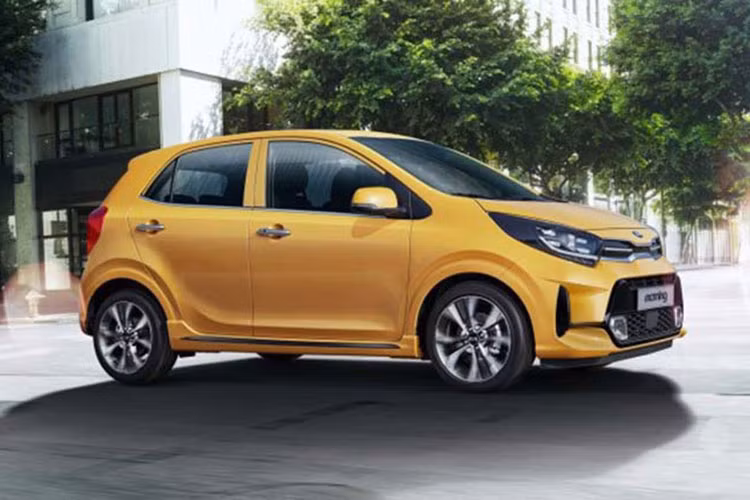 Ngoài ra, đối thủ của mẫu xe Hyundai Grand i10 cũng có hệ thống cảnh báo và tránh va chạm, cảnh báo phương tiện cắt ngang phía đuôi xe, giữ làn đường, cảnh báo va chạm phía trước hay cảnh báo lái xe khi mất tập trung.