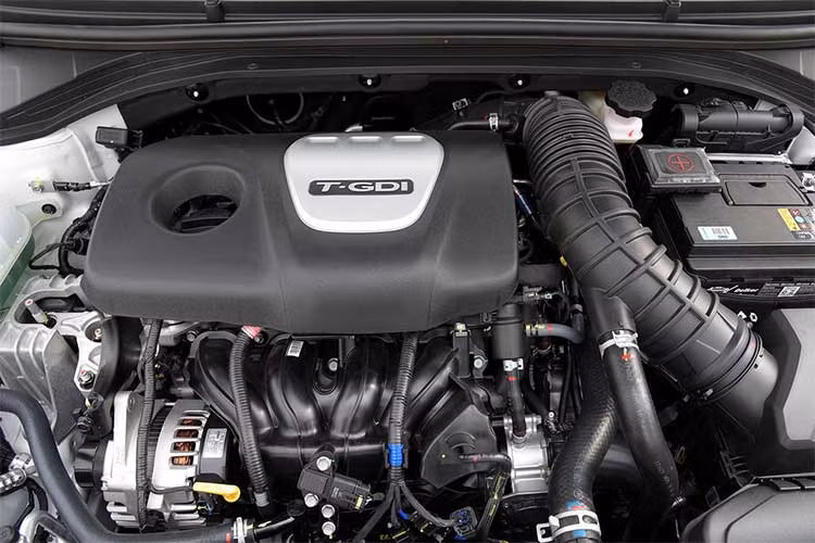 Hyundai Elantra Sport 2018 sở hữu khối động cơ 1.6L Turbo-GDi (phun trực tiếp và tăng áp) cho công suất cực đại lên tới 204 mã lực (cao hơn 48 mã lực so với Elantra 2.0L) và mô-men xoắn 265Nm (cao hơn 110 Nm so với Elantra 2.0AT). Đi kèm với đó là hộp số tự động 7 cấp.