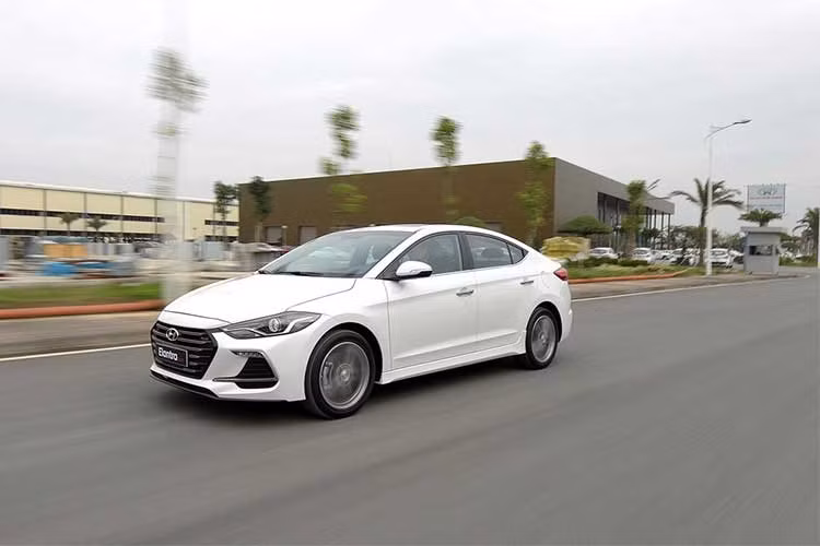Xe được phân phối với 6 màu sắc: Đen, Trắng, Bạc, Vàng cát, Be, Đỏ với giá bán tại thị trường Việt Nam là 729 triệu đồng (đã bao gồm thuế GTGT) cùng chế độ bảo hành 3 năm hoặc 100.000km tùy điều kiện nào đến trước. Bên cạnh phiên bản Sport mới, HTC đang bán 3 phiên bản của Elantra gồm động cơ 1.6L và 2.0L với giá từ 549 triệu đến 659 triệu đồng.