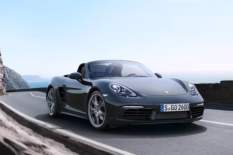 Lần đầu tiên, Porsche trang bị tùy chọn khung gầm thể thao với khoảng sáng gầm xe thấp hơn 20 mm cho 718 Boxster S. Khung gầm chủ động được cải tiến, không chỉ mang đến sự tiện nghi trong những hành trình dài, mà còn đáp ứng tính năng động thể thao bền bỉ.
