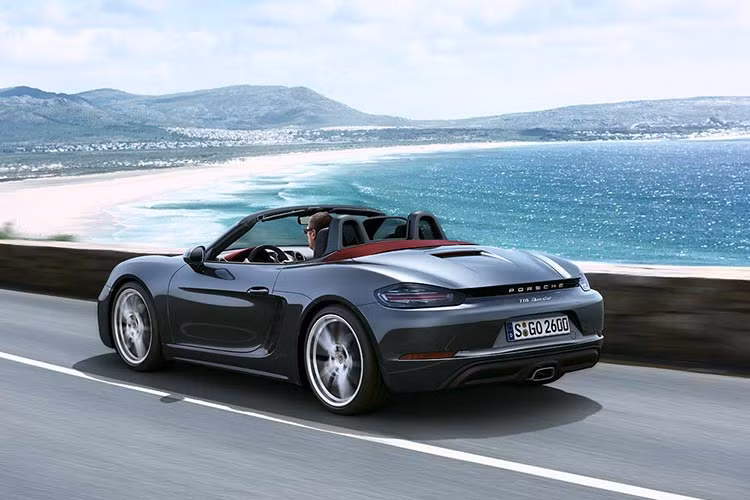 Còn trên phiên bản 718 Boxster S lại sở hữu khối động cơ tăng áp với cấu trúc tua-bin biến thiên (VTG) dung tích 2,5 lít cùng công suất 257 kW (350 mã lực). Xe sử dụng công nghệ VTG trên xe thương mại với động cơ chạy xăng của Porsche.