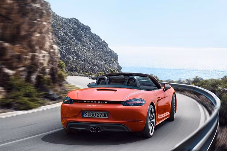 Phần đuôi xe được thiết kế mới của 718 Boxster mang đến ngoại hình rộng hơn rất nhiều – đặc biệt là các đường vạch tích hợp cùng logo Porsche giữa hai cụm đèn hậu.