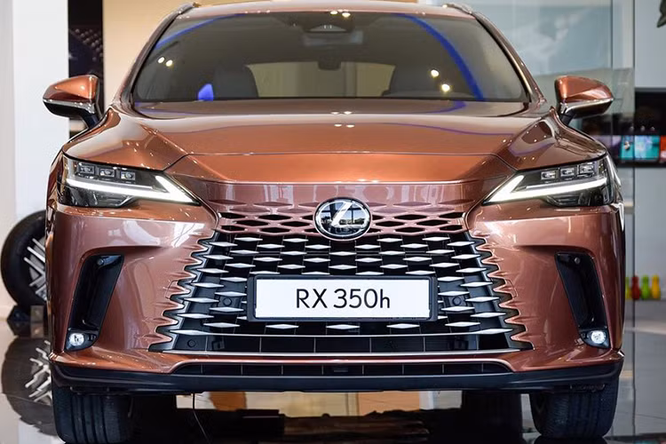 Lexus RX 350h Premium và Luxury sử dụng động cơ hybrid 2.5L, đây là lần đầu tiên Lexus trang bị động cơ này cho dòng RX. Hệ thống hybrid này đem lại công suất 247 mã lực kèm theo pin NiMH tự sạc. Cả hai phiên bản đều được trang bị hệ dẫn động bốn bánh toàn thời gian (AWD).