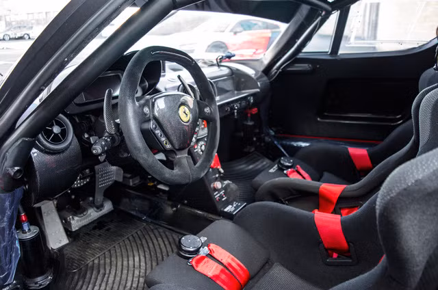 Bên ngoài, FXX phiên bản đường phố được sơn màu đỏ Rosso Corsa đặc trưng của gia đình Ferrari. Nổi bật trên nền đỏ là một số chi tiết màu trắng làm điểm nhấn như ở đầu xe, chắn bùn, đuôi xe và logo FXX. Bên trong chiếc Ferrari FXX là nội thất khá đơn giản và không có nhiều tiện nghi.