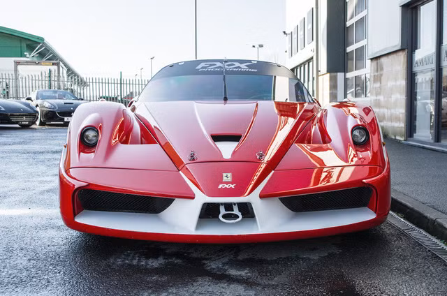 Để tương xứng với động cơ mạnh mẽ, Ferrari FXX được trang bị hệ thống phanh carbon-gốm như phiên bản dành riêng cho đường đua. Chưa hết, chiếc Ferrari FXX đặc biệt này còn được bổ sung đèn báo rẽ, đen pha và đèn phanh như xe thương mại thông thường.