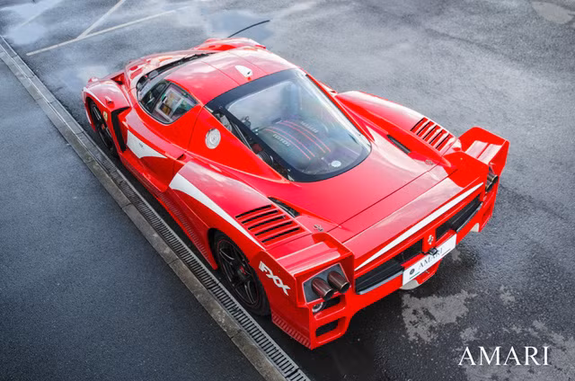 Trong suốt 9 năm qua, chiếc Ferrari FXX này mới chạy tổng quãng đường 1.300 dặm, tương đương 2.092 km. Do đó, chiếc siêu xe này chẳng khác gì mới. Ngoài việc là hàng hiếm, xe còn đi kèm những phụ kiện nguyên bản để có thể trở lại thành siêu xe đường đua bất kỳ lúc nào, đặc biệt là hệ thống treo mềm hơn và chiều cao gầm tùy chỉnh để chạy phố.