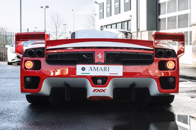 Chủ nhân của chiếc FXX đang được rao bán đã mang xe trở lại hãng Ferrari để có thể lưu thông. Đây là lý do chiếc Ferrari FXX phiên bản đường phố duy nhất trên toàn thế giới ra đời. Nó là chiếc FXX duy nhất được phép lưu thông trên đường phố công cộng đã ra đời vào năm 2008. Tuy nhiên, mãi đến năm 2015, mới được đăng ký biển số tại Anh.