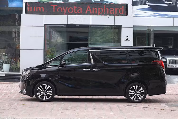 Mẫu MPV hạng sang thương hiệu Nhật Bản này sở hữu kích thước tổng thể dài x rộng x cao lần lượt là 4.945 x 1.850 x 1.890 mm, dài và cao hơn một chút so với đời cũ. Chiều dài cơ sở ở mức 3.000 mm, khoảng sáng gầm 165 mm và khối lượng không tải 2.180-2.185 kg. Chiếc xe trong bài là phiên bản 2018, đăng ký 2019 và mới chỉ lăn bánh 1.6000km.