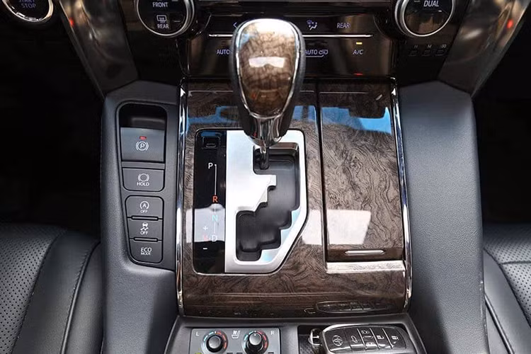 Về công nghệ an toàn và hỗ trợ lái, Toyota Alphard 2018 trang bị chống bó cứng phanh ABS, cân bằng điện tử, hỗ trợ khởi hành lên dốc, hỗ trợ chuyển làn, cảnh báo điểm mù, cảnh báo phương tiện cắt ngang phía sau, camera lùi, cảm biến hỗ trợ đỗ xe 5 góc và hệ thống 7 túi khí.