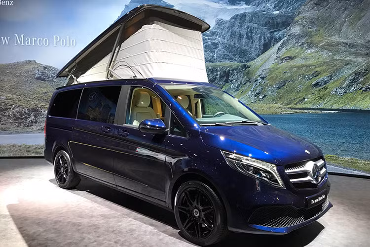 Hai con số tương ứng trên Mercedes-Benz V300d 2019 là 236 mã lực và 369 lb-ft. Động cơ còn có chế độ Overboost giúp bổ sung thêm 22 lb-ft cho mô-men xoắn để hỗ trợ tăng tốc gấp, kết hợp với hộp số tự động 9 cấp mới thay vì 7 cấp cũ và hệ dẫn động cầu sau tiêu chuẩn hoặc 4 bánh tùy chọn. Hộp số mới có 2 chế độ lái Comfort và Sport hiệu chỉnh.