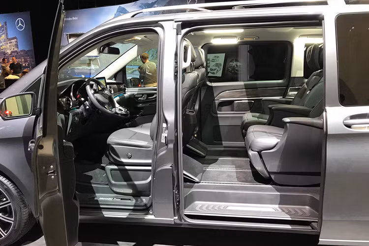 So với ngoại thất, thiết kế nội thất của Mercedes-Benz V-Class 2019 có nhiều thay đổi hơn. Có thể kể đến mặt táp-lô mới với màn hình cảm ứng 10,25 inch và cửa gió điều hòa lấy cảm hứng từ A-Class 2019.