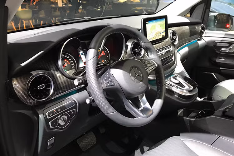 Trong khi đó, chất liệu da Nappa sang trọng lại lấy từ 2 người anh em Mercedes-Benz E-Class và G-Class. Tương tự trước đây, Mercedes-Benz V-Class 2019 vẫn được trang bị cửa sổ trời toàn cảnh dạng trượt, cụm điều khiển trung tâm tích hợp ngăn chứa đồ và ngăn đựng cốc chỉnh nhiệt độ.