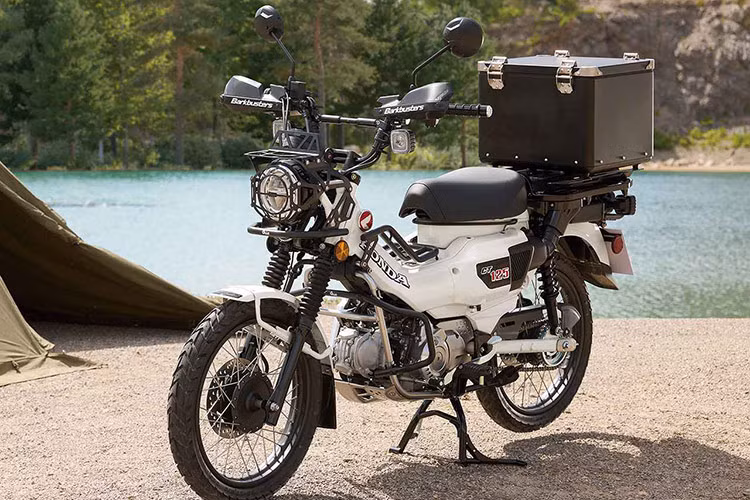 Phiên bản Honda CT125 Hunter Cub 2025 nâng cấp này mang đến hai màu mới, cải thiện khả năng tiết kiệm nhiên liệu và trang bị màn hình hiển thị đồng hồ LCD. Tuy nhiên, mức giá xe Honda CT125 Hunter Cub 2025 cũng tăng nhẹ, đạt 473.000 yên (khoảng 70 triệu đồng), cao hơn so với mẫu hiện tại.