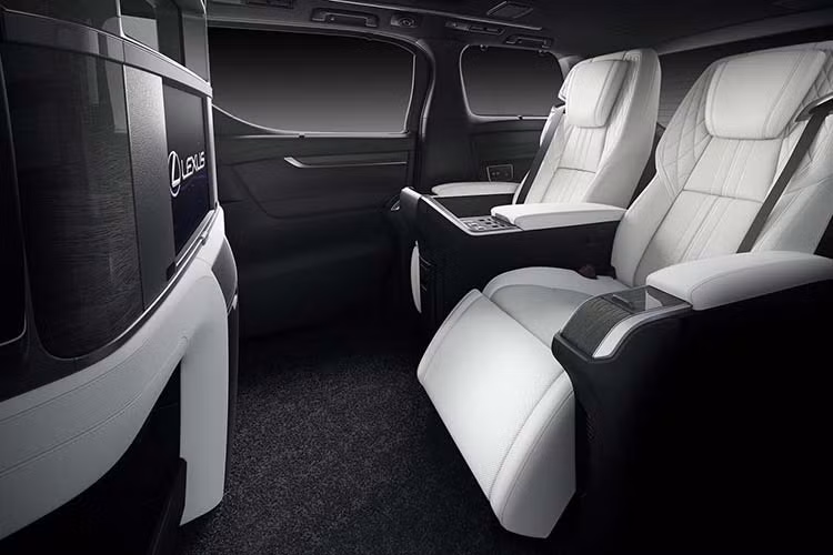 So với bản 7 chỗ, Lexus LM 2020 4 chỗ đương nhiên sang trọng hơn nhiều. Xe đi kèm vách ngăn giữa khoang lái và khoang hành khách theo phong cách của một số dòng xe siêu sang như Rolls-Royce hay Maybach cũ. Đằng sau vách ngăn là 2 ghế ông chủ được nhồi bọt urethane với mật độ thấp để tạo cảm giác thoải mái như giường nằm và có cả hệ thống thông khí làm mát.