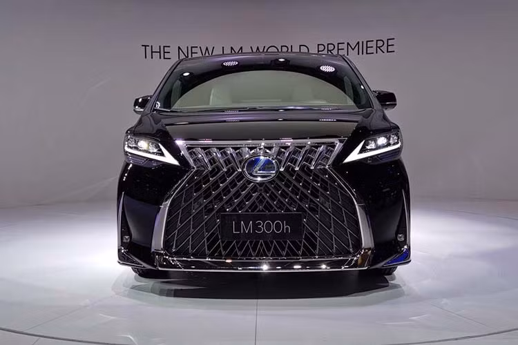 Như vậy, giá xe Lexus LM 2020 tại Philippines rẻ hơn đáng kể so với con số từ 2,395 - 3,035 tỷ Rupiah (khoảng 4 - 5,17 tỷ đồng) ở Indonesia. Ngoài ra, Lexus LM 2020 bản 7 chỗ tại Philippines thậm chí còn rẻ hơn "chuyên cơ mặt đất" Toyota Alphard có giá 4,038 tỷ đồng ở Việt Nam. 