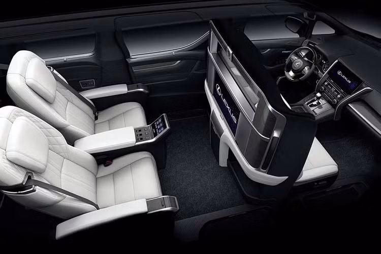 Lần đầu tiên ra mắt tại triển lãm Ô tô Thượng Hải 2019, Lexus LM 2020 vốn được phát triển dựa trên "chuyên cơ mặt đất" Toyota Alphard. Phiên bản 7 chỗ của xe có màn hình cảm ứng trung tâm 12,3 inch, hệ thống âm thanh Mark Levinson 17 loa, cửa sổ trời toàn cảnh Paronama, tính năng hỗ trợ phanh tự động và màn hình TV 13,3 inch cho hàng ghế sau.